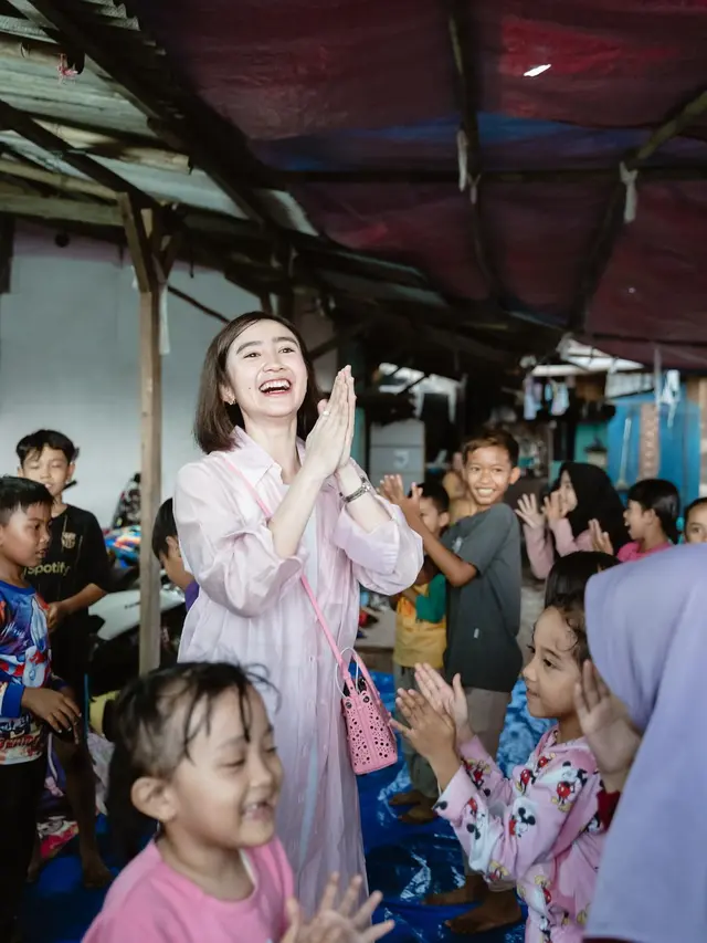 7 Momen Febby Rastanty Rayakan Ulang Tahun Bareng Anak-Anak di Kampung Pemulung