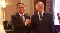 Menpora RI, Zainudin Amali dan Ketua PSSI, Mochamad Iriawan berjabat tangan saat pembukaan Kongres Luar Biasa (KLB) PSSI di Hotel Shangri-La, Jakarta Pusat pada Kamis (16/2/2023). KLB PSSI tersebut untuk memilih satu Ketua, dua Wakil Ketua, dan 12 anggota Komite Eksekutif (Exco) untuk periode 2023-2027. (Bola.com/M Iqbal Ichsan)