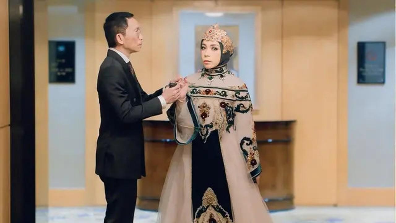 Gaya Kondangan Melly Goeslaw, Tampil Beda dengan Gaun Bertabur Permata