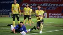 Pemain Barito Putera, Bayu Pradana (kanan) menghalau bola dari ancaman pemain PSIS Semarang, Brian Federico Ferreira dalam laga pekan ke-8 BRI Liga 1 2021/2022 di Stadion Sultan Agung, Bantul, Rabu (20/10/2021). (Bola.com/Bagaskara Lazuardi)