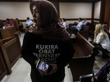 Solihah orangtua korban gangguan ginjal akut progresif atipikal (GGAPA) memegang foto anaknya saat menghadiri sidang lanjutan gugatan class action GGAPA di Pengadilan Negeri Jakarta Pusat, Jakarta, Selasa (18/7/2023). (Liputan6.com/Johan Tallo)