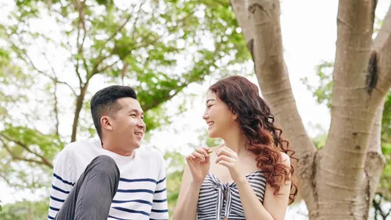 9 Tanda Wanita yang Sedang Dimabuk Asmara, Perilaku Cerminkan Perasaan Bahagianya