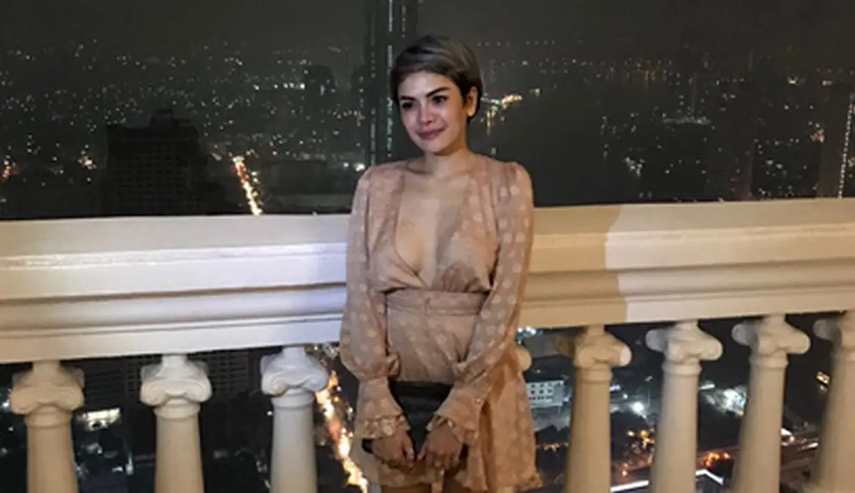 Sam Aliano salah satu pelapor janda dua anak tersebut. Pengusaha itu melaporkan artis kontroversial itu ke KPI. Dikabarkan Sam minta KPI untuk mencekat mantan istri Sajad Ukra itu di televisi.  (Instagram/nikitamirzanimawardi_17)