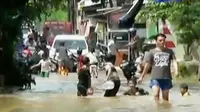 Banjir di sejumlah lokasi di Jakarta memaksa warga untuk mengungsi. 