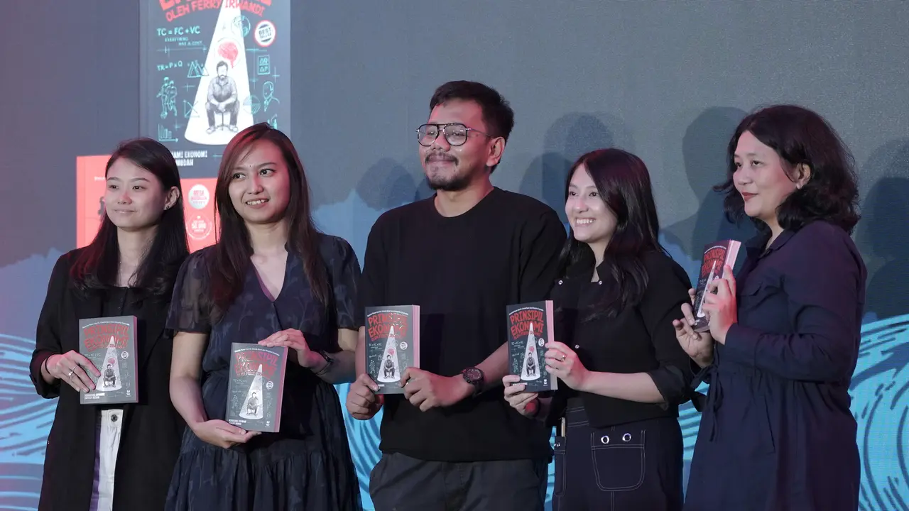 Co-founder Malaka Ferry Irwandi meluncurkan buku perdananya berjudul Prinsipil Ekonomi. (Istimewa)