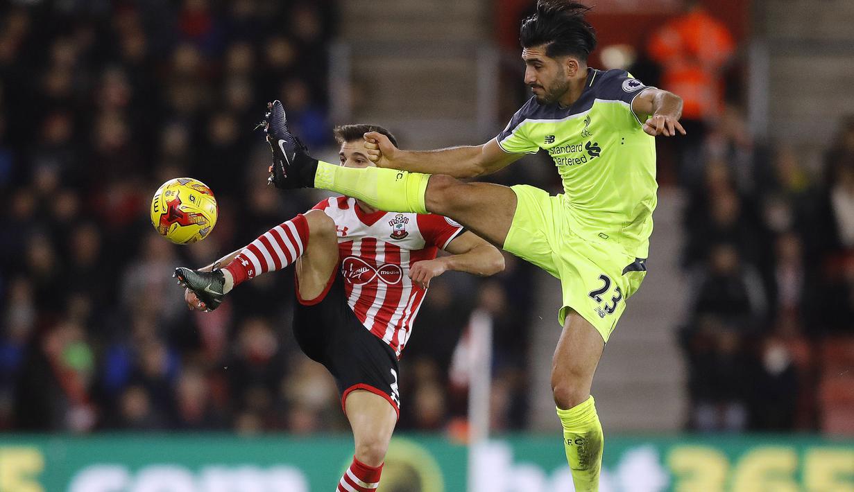 Pemain Southampton, Cedric (kiri) dan pemain Liverpool, Emre Can berebut bola pada laga leg pertama Semifinal Piala Liga Inggris di St. Mary's stadium, Southampton (11/1/2017). Soton menang 1-0 atas Liverpool. (AP/Frank Augstein)