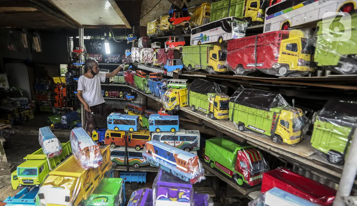 Marsyaad atau biasa dipanggil Pak Umar (79) menjaga toko mainan miliknya di Kalibata, Jakarta, Kamis (25/2/2021). Pak Umar yang menjual mainan anak sejak tahun 1974 mengaku tidak terlalu berdampak saat pandemi virus corona COVID-19 berlangsung. (Liputan6.com/Johan Tallo)