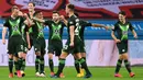 Pemain Wolfsburg merayakan gol yang dicetak Maximilian Arnold ke gawang Bayer Leverkusen pada laga pekan ke-28 Bundesliga di Stadion Bay Arena, Selasa (26/5/2020) waktu setempat. Wolfsburg menang 4-1 atas Bayer Leverkusen. (AFP/Marius Becker/POOL)