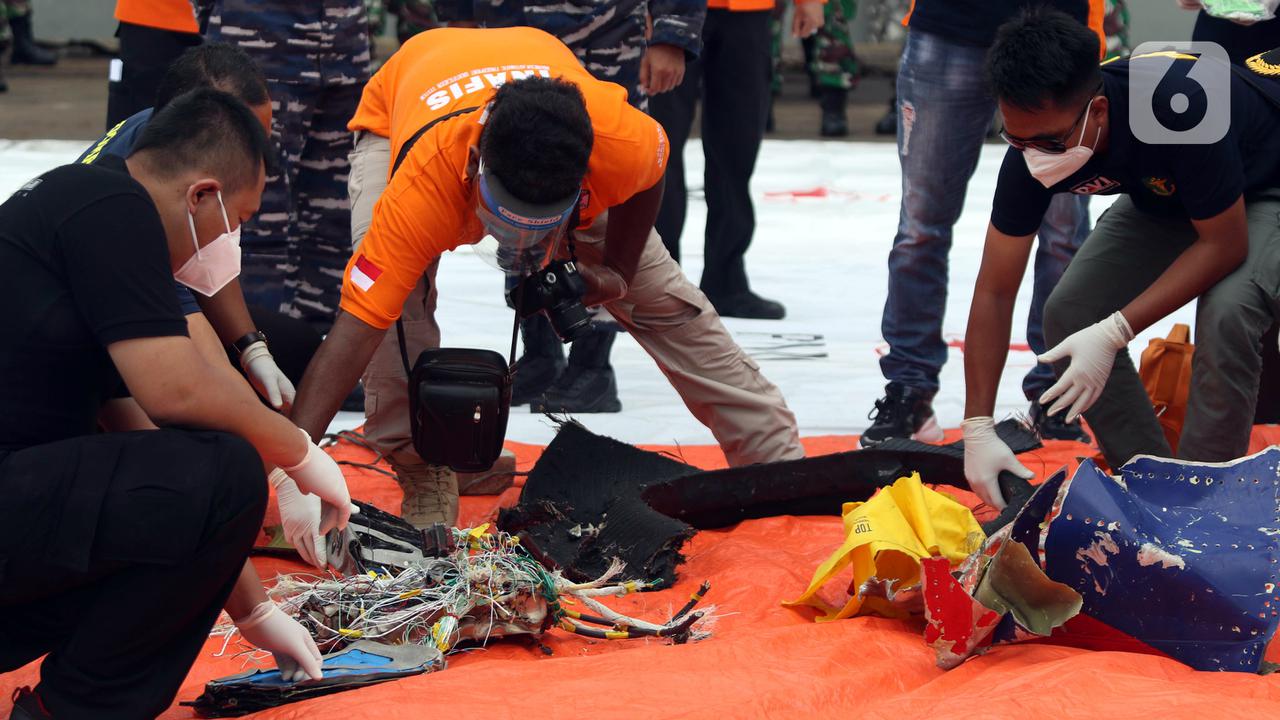 FOTO: TNI AL Serahkan Temuan Serpihan Pesawat Sriwijaya Air SJ 182 ke Basarnas