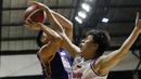 Pebasket Rans PIK Basketball, Agus Salim (kanan) menghadang pebasket Satria Muda Pertamina pada laga IBL 2022 di Hall Basket GBK, Jakarta, Rabu (19/01/2022). Satria Muda menang dengan skor 64-32. (Bola.com/M Iqbal Ichsan)
