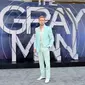 Aktor Ryan Gosling menghadiri pemutaran perdana film The Grey Man di TCL Chinese Theatre, Los Angeles, California, Amerika Serikat, 13 Juli 2022. Aktor berusia 41 tahun ini mengenakan kemeja putih di balik blazernya yang menarik perhatian. (Amy Sussman/Getty Images/AFP)