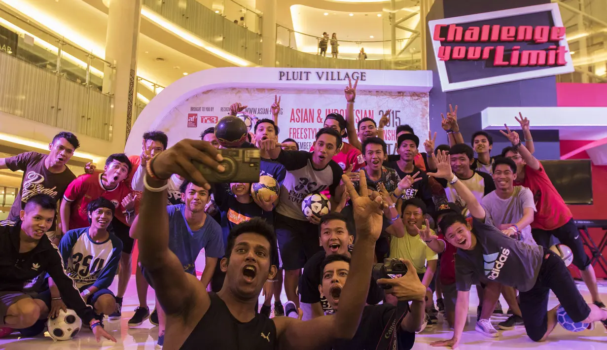 Finalis freestyler foto bersama pada acara Indonesian  Freestyle Football Championship 2015 di Mall Pluit Village, Jakarta, Sabtu (14/11/2015). (Bola.com/Vitalis Yogi Trisna)