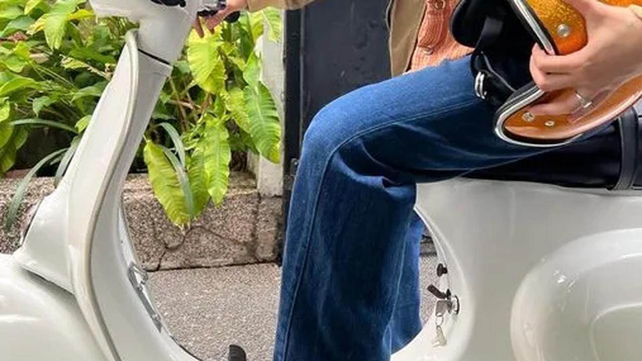 10 Foto Iqbaal Ramadhan saat Naik Vespa, Pesonanya Bikin Netizen Klepek-klepek