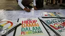 Seorang peserta menandatangani spanduk saat perayaan Hari Perdamaian Internasional di Balai Kota Jakarta, Minggu (20/9/2015). Perayaan tersebut diiringi dengan pembacaan Deklarasi Gerakan Perdamaian. (Liputan6.com/Helmi Fithriansyah)