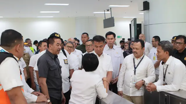 Pj Gubernur Jawa Barat Bey Machmudin bersama Dirjen Perhubungan Udara Kemenhub Maria Kristi meninjau Bandara Kertajati, Selasa (10/10/2023). (Dok AP II)