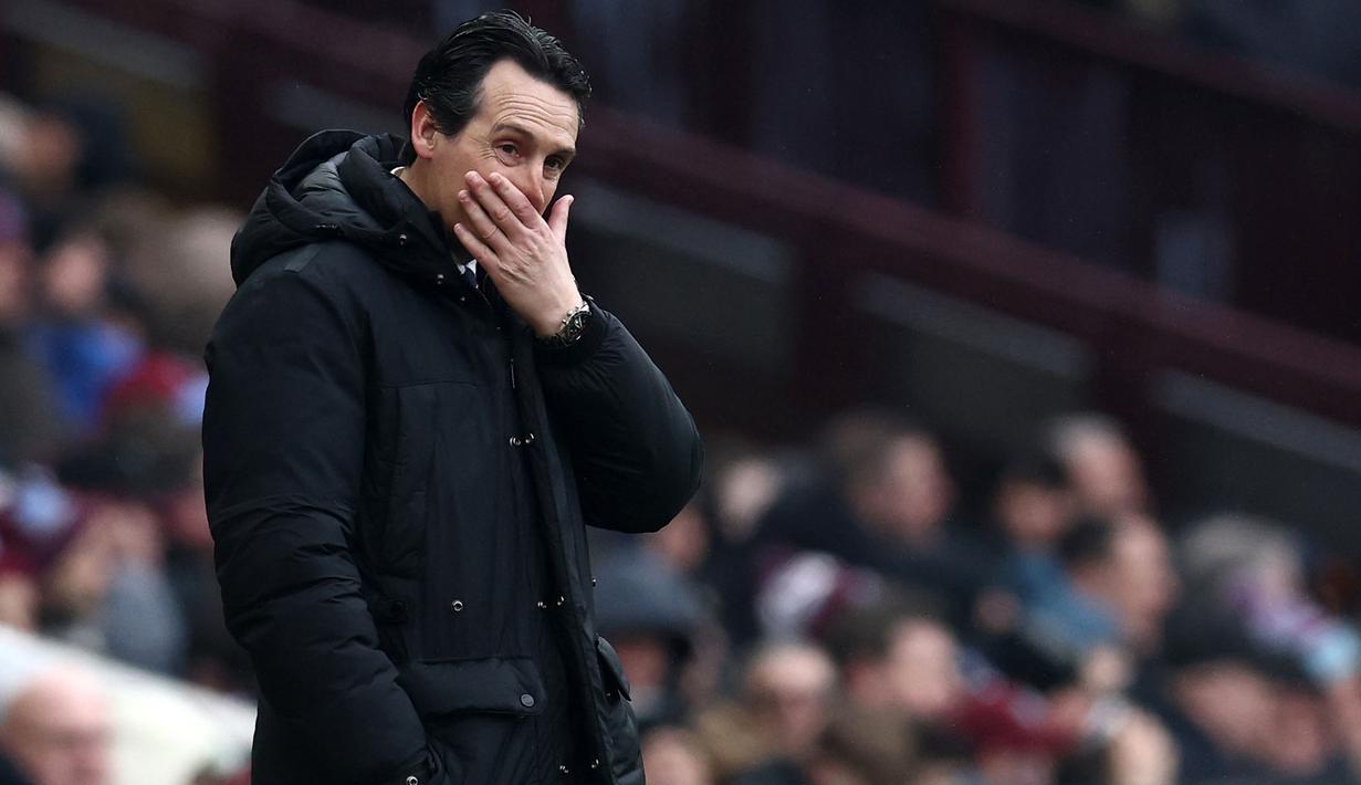Reaksi kecewa pelatih Aston Villa, Unai Emery saat menghadapi Tottenham Hotspur pada laga pekan ke-28 Premier League 2023/2024 di Villa Park, Birmingham, Minggu (10/3/2024). (AFP/Darren Staples)