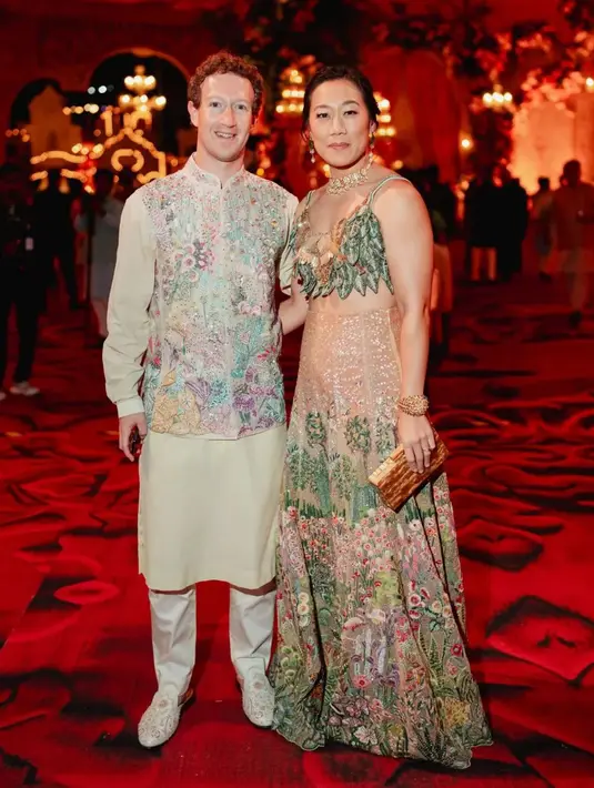 Terlihat pula Mark Zuckerberg, didampingi istrinya Priscilla Chan hadir dalam acara tersebut dengan tampil gemilang dalam balutan pakaian adat. Untuk melihat sekilas penampilan menakjubkan mereka, lihat postingan di bawah ini:  [@pinkvilla]