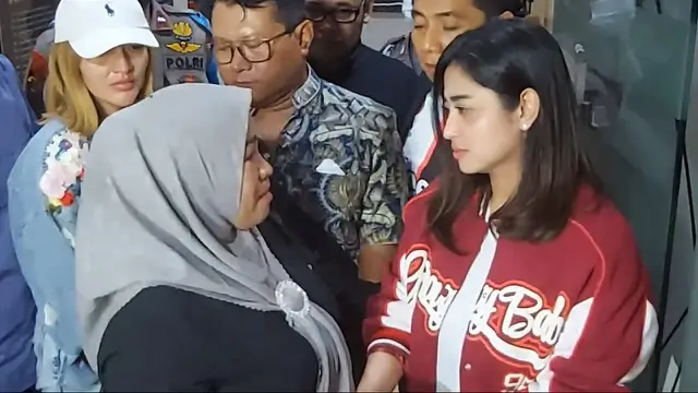 Dewi Perssik Berpelukan dengan Penghinanya, MZ