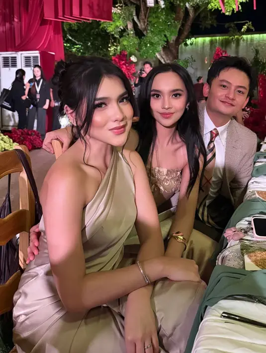 Lyorda hadir menemani Randy Martin, Lyodra pun tampil mengenakan dress strapless warna coklat.[@davinaakaramoy]