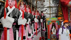 Penduduk setempat menyiapkan hantu kertas untuk Festival Cheung Chau Bun di Hong Kong (5/3). Festival ini diadakan setaiap tahun sekali pada bulan empat tahun penanggalan China. (AP Photo/Vincent Yu)