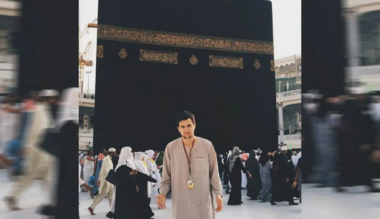 Aktor ganteng Stuart Collin kini tengah menjalani umrah di Tanah Suci. (instagram.com/stuartcollin)