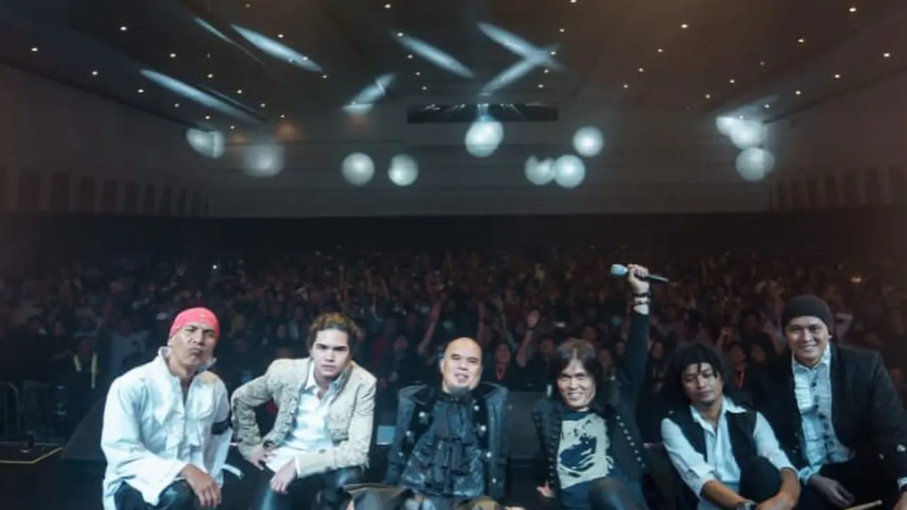 Potret Dul Jaelani saat manggung di konser bertajuk 20 Tahun Bintang Lima Tour 2020 DEWA 19 di Surabaya