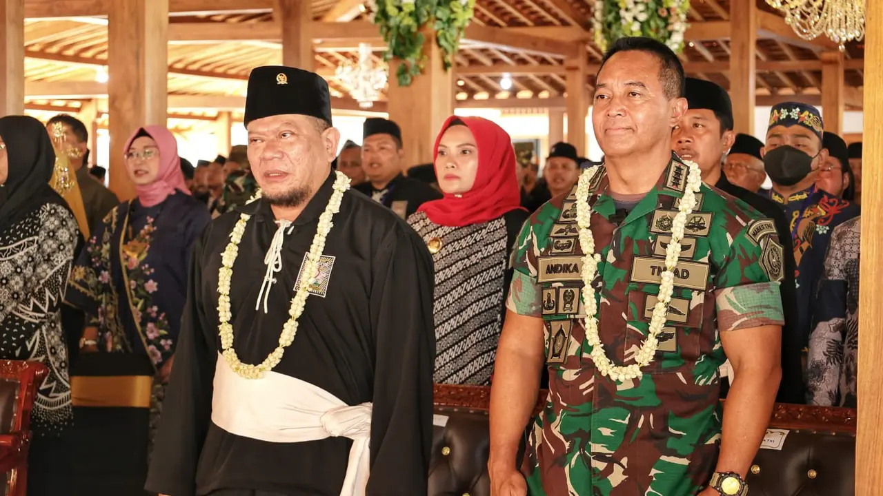La Nyalla dan Panglima TNI Jenderal Andika saat acara 1 abad PSHT di Madiun. (Istimewa)