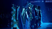 Koleksi "JAGAD RASA" persembahan Julianto for IWAN TIRTA di panggung Plaza Indonesia Fashion Week (PIFW), 30 September 2025. (Liputan6.com/Asnida Riani)