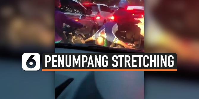 VIDEO: Kocak, Penumpang Ojol Stretching saat Macet