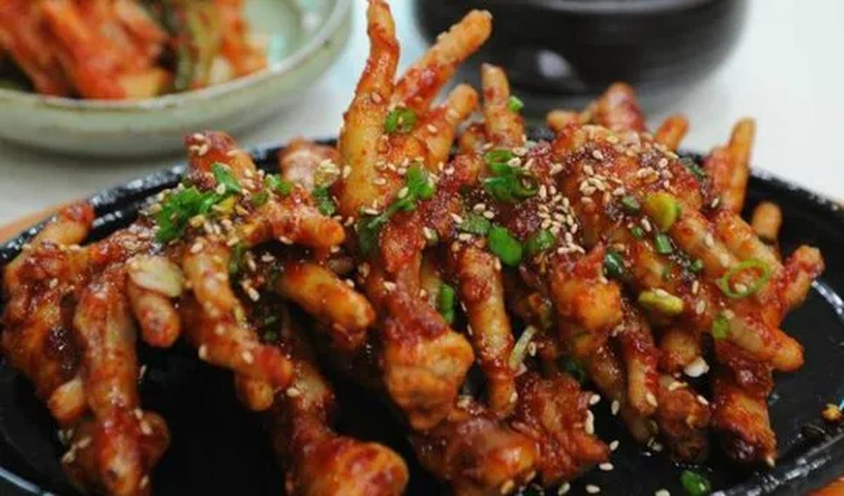Dengan kandungan kolagen tinggi, ceker ayam dapat membantu menjaga kesehatan kulit, mencegah penuaan dini, dan memberikan nutrisi penting untuk tubuh.&nbsp;