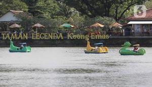 Pengunjung menaiki perahu di kawasan Taman Mini Indonesia Indah (TMII) di Jakarta, Kamis (5/5/2022). Pengelola TMII membatasi jumlah pengunjung maksimal 15 ribu orang pada libur Lebaran karena kawasan tersebut masih dalam tahap revitalisasi untuk persiapan G20. (Liputan6.com/Herman Zakharia)