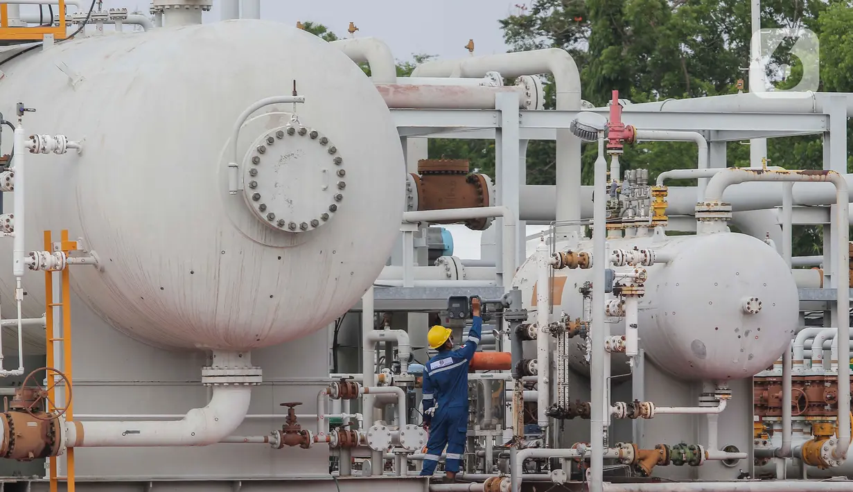Pekerja beraktivitas di Lapangan Pertamina EP Sukowati Bojonegoro, Jawa Timur, Kamis (7/12/2023). (Liputan6.com/Angga Yuniar)