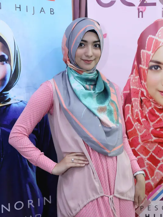 Ditemui di FX Sudirman, Senayan, Jakarta Pusat, Rabu (2/3), pesinteron ini juga belum bisa mengatakan kapan akan mengenakan hijab. (Nurwahyunan/Bintang.com)