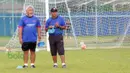 Pelatih Rahmad Darmawan saat berkoordinasi dengan asisten pelatih Satia Bagdja pada latihan T-Team di Lapangan Gong Badak, Kuala Terengganu, Malaysia, Selasa (26/01/2016). (Bola.com/Nicklas Hanoatubun)