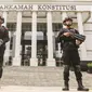 Polisi bersenjata lengkap melakukan pengamanan di Gedung Mahkamah Konstitusi (MK), Jakarta, Selasa (7/11/2023). (Liputan6.com/Angga Yuniar)