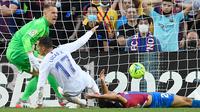 Empat menit memasuki injury time, Real Madrid menggandakan keunggulan menjadi 2-0. Lucas Vazquez berhasil memanfaatkan bola muntah hasil tepisan Marc-Andre ter Stegen untuk menghalau tembakan Marco Asensio. (AFP/Josep Lago)