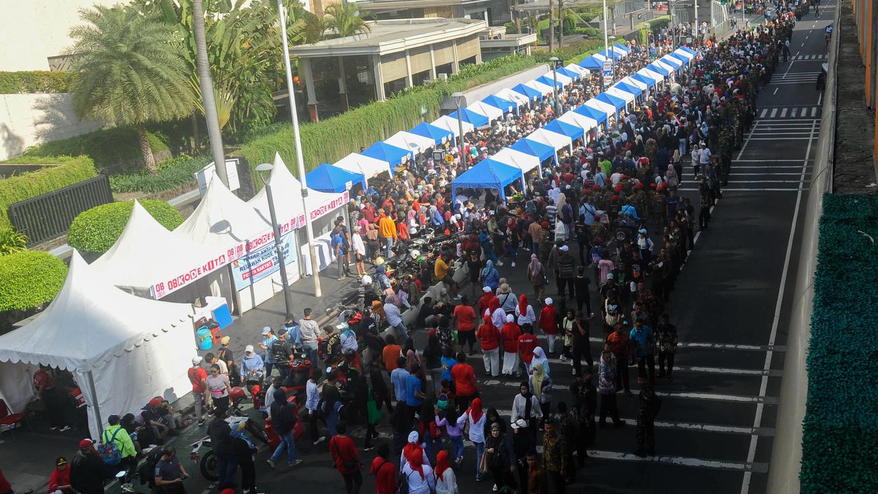 Antusiasme Ribuan Orang Padati Panggung Pesta Rakyat Pelantikan Prabowo di Bundaran HI