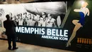 Seorang pengunjung memperhatikan gambar Boeing B-17 Flying Fortress, Memphis Belle saat dipamerkan di Museum Nasional Angkatan Udara AS, Dayton, Ohio, Rabu (16/5). Memphis Belle sempat digunakan untuk berperang melawan Nazi. (AP Photo/John Minchillo)