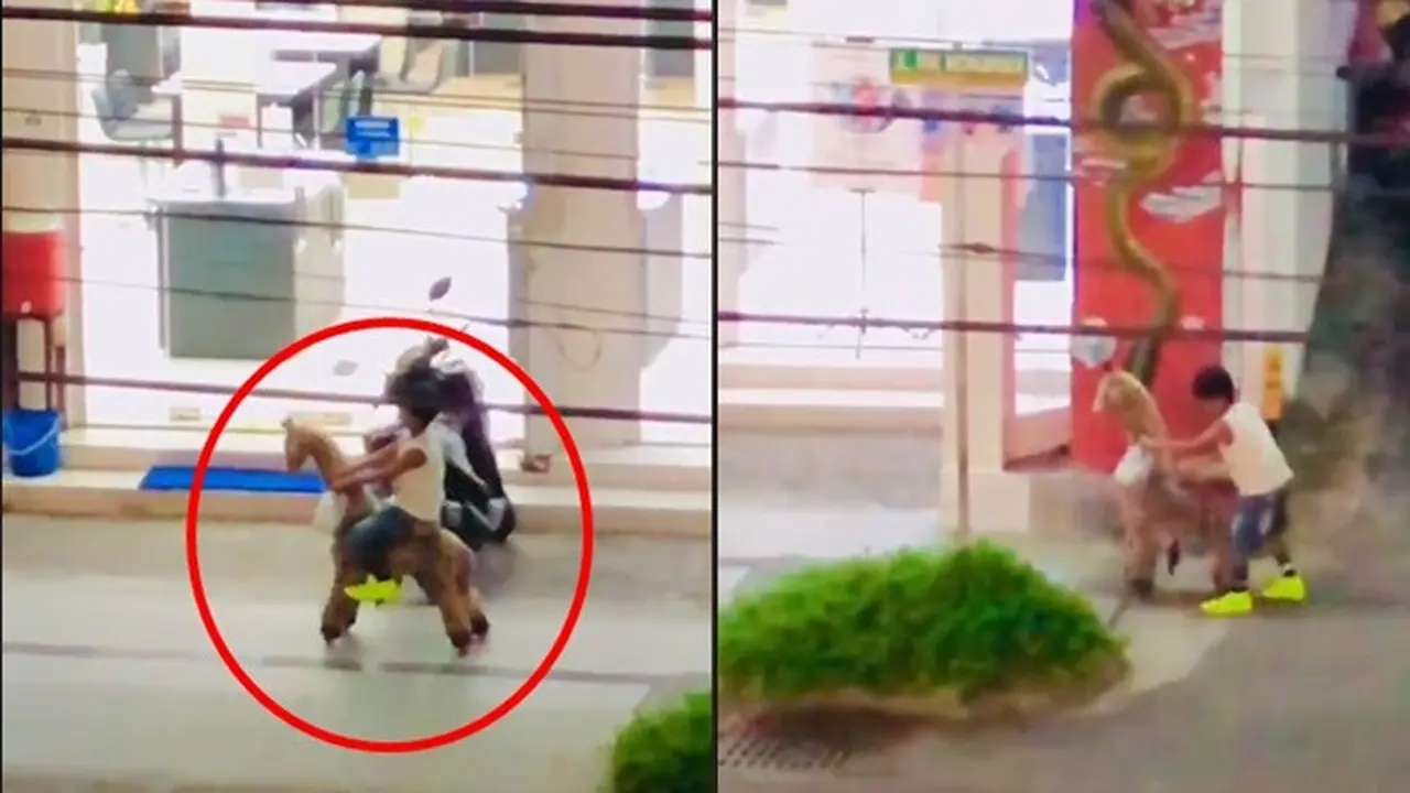 Naik Kuda-kudaan Saat Belanja di Warung, Aksi Bocah Ini Viral