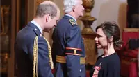 Victoria Beckham mendapat penghargaan OBE dari Kerajaan Inggris. [foto: bbc.com]