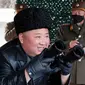Pemimpin Korea Utara Kim Jong-un tampak tersenyum saat memantau latihan militer Korea Utara di lokasi yang dirahasiakan pada hari Senin (2/3/2020). Latihan militer digelar setelah Korea Utara mengancam akan menunjukkan senjata baru. (Korean Central News Agency/Korea News Service via AP)