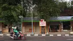 sepeda motor melintasi lapak kios di Sentra Lukisan Pasar Baru, Jakarta, Jumat (16/11). Sejumlah seniman lukis mengeluhkan kondisi lapak Sentra Lukisan Pasar Baru. (Liputan6.com/Immanuel Antonius)