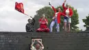 Sejumlah fans Liverpool menyaksikan parade tim kebanggaan mereka pada Minggu (29/05/2022) waktu setempat. Musim ini, The Reds berhasil meraih dua trofi yaitu Piala FA dan Piala Liga Inggris. (PA via AP/Martin Rickett)