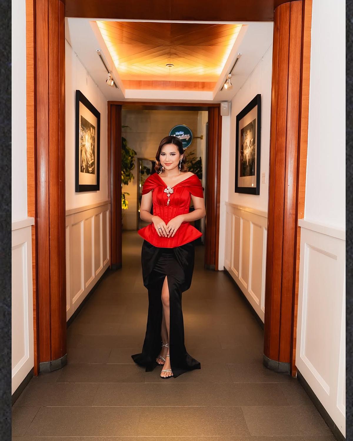 5 Potret Cantik Indah Permatasari di Gala Premier Film 'SETAN BOTAK', Pakai Gaun Merah Menyala