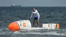 Nicolas Jarossay mendayung papan selancar saat berlatih di perairan lepas Martigues, Perancis, Selasa (15/3). Jarossay berencana memulai aksi dari Tanjung Verde dan mendarat di Karibia. (AFP/BORIS HORVAT)