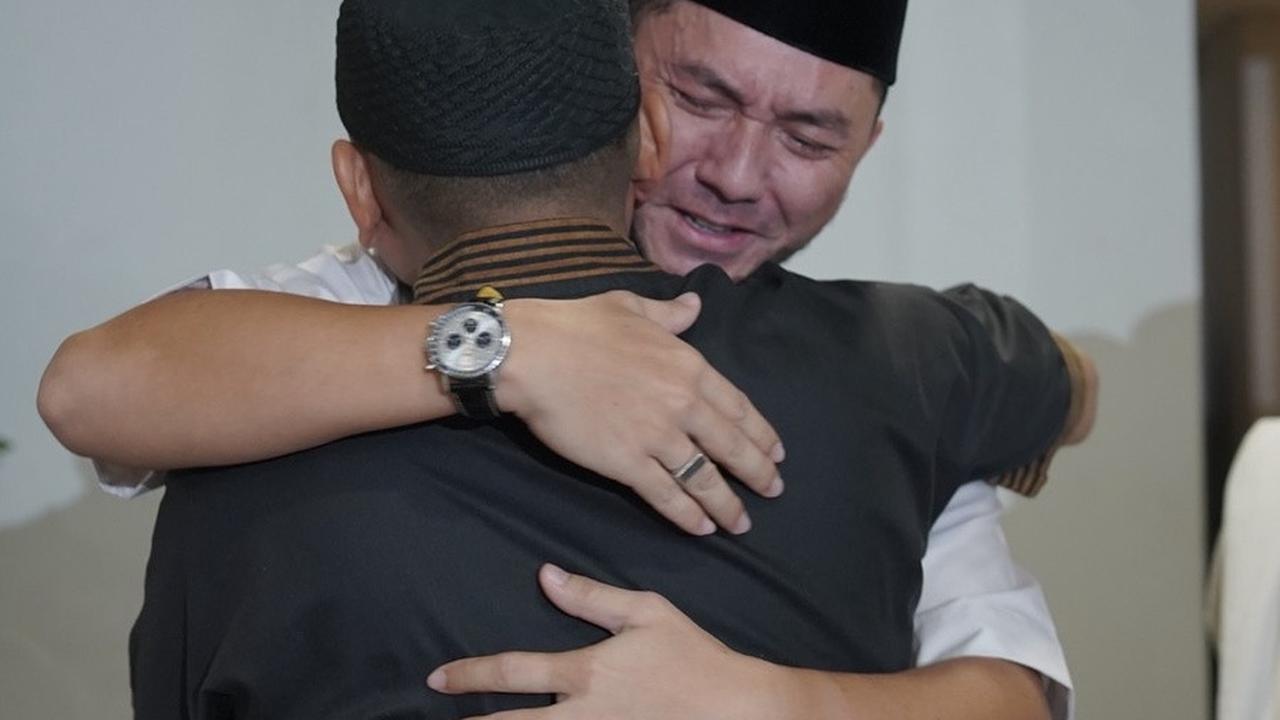 Berangkat Haji, 9 Potret Ananda Omesh Pamitan Kepada Keluarga & Sahabat Sebelum Bertolak ke Tanah Suci - Penuh Haru