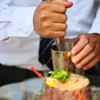 Sixthsense di Novotel Tangcity menghadirkan hidangan-hidangan tropical dengan konsep rooftop cafe yang nyaman. | Adrian Putra/Fimela.com