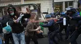Polisi menyemprotkan cairan merica ke arah para pelajar di sekitar Universitas Sciences Po saat mereka menggelar aksi protes terkait kondisi sekolah yang dinilai kekurangan sumber daya, di Paris, Prancis, Rabu (7/10/2026). Aksi tersebut berlangsung di tengah tuntutan pelajar terhadap kondisi pendidikan dan ketersediaan sumber daya di sekolah. Polisi dikerahkan untuk mengamankan area sekitar kampus saat demonstrasi berlangsung. Sejumlah pelajar tampak berhadapan dengan petugas dalam aksi tersebut. Demonstrasi menjadi bagian dari penyampaian aspirasi terkait persoalan pendidikan di Prancis. (AP Photo/Thibault Camus)