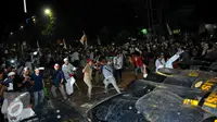 Massa Aksi Damai 4 November mencoba menerobos penjagaan dari petugas, Jakarta, Jumat (4/11). Belum diketahui apa yang menyebabkan terjadinya bentrokan dari aksi yang awalnya damai ini. (Liputan6.com/Angga Yuniar)
