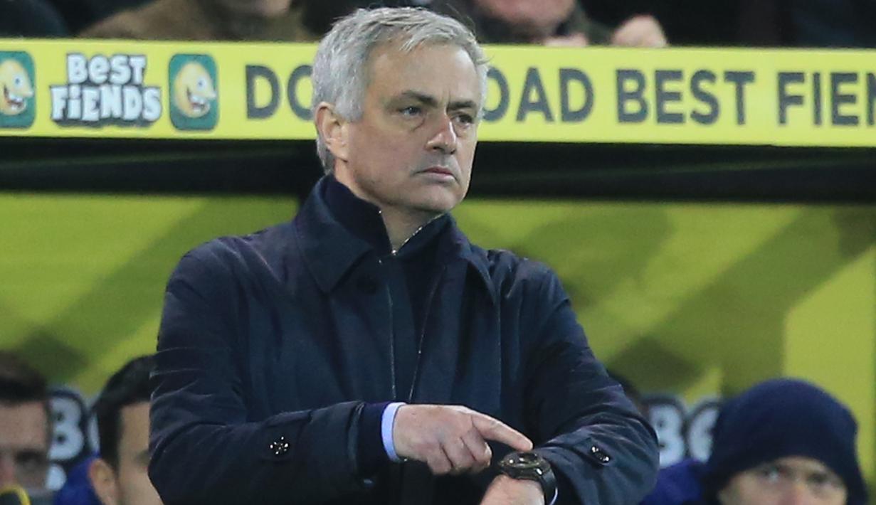 Pelatih Tottenham Hotspur, Jose Mourinho, menunjukan jam saat pertandingan melawan Norwich City pada laga Premier League 2019di Stadion Carrow Road, Sabtu (28/12). Kedua tim bermain imbang 2-2. (AFP/Lindsey Parnaby)